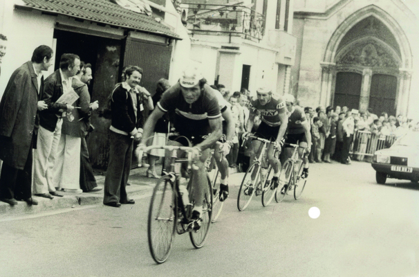 Bernard Hinault emmène l’échappée, rue de Pissefontaine.