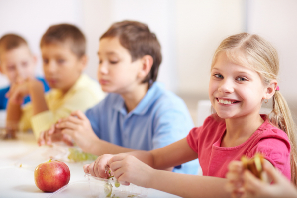 Enfants à la cantine