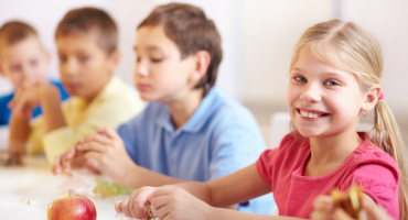 Enfants à la cantine