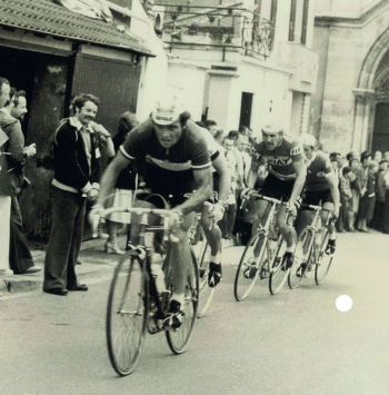 Bernard Hinault emmène l’échappée, rue de Pissefontaine.